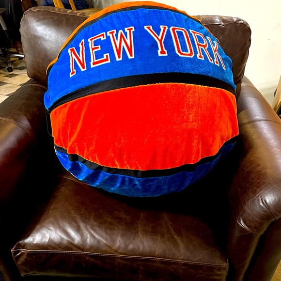 VTG RARE 25” XL NEW YORK KNICKS RUBBER BASKETBALL RODEO FAIR PRIZE ORANGE BLUE - Picture 6 of 8